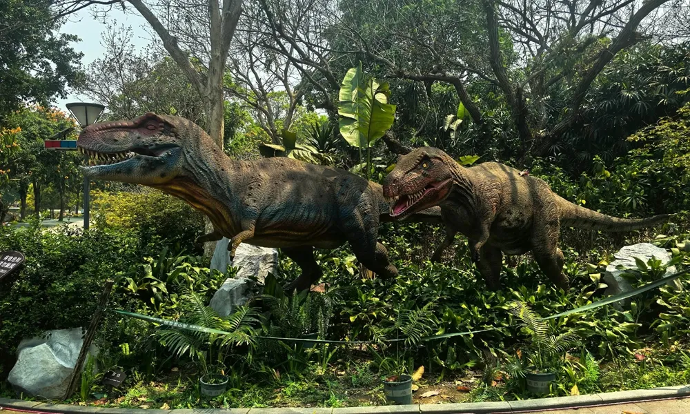 giant dinosaur model for outdoor.webp
