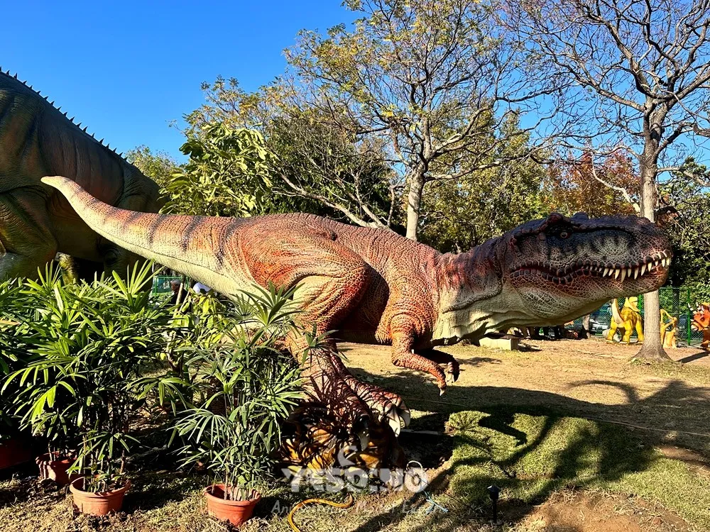 animatronic t-rex model in park
