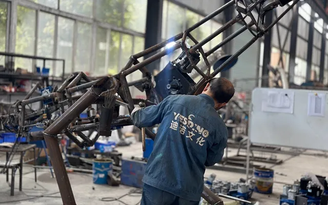 Step 2: welding the anti-rust steel frame of an animatronic dinosaur